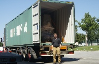 Container mit gebrauchter Druckmaschine fertig zum Abtransport